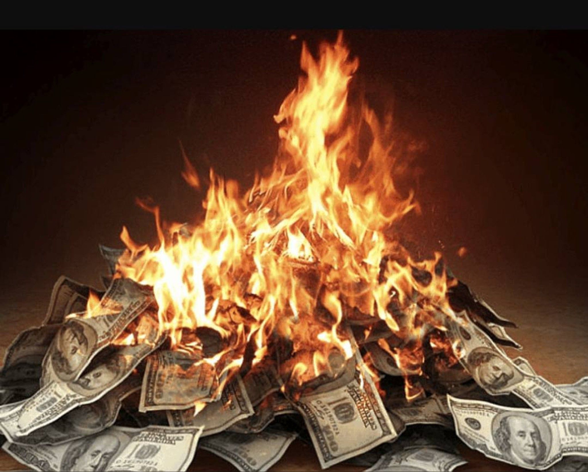 Горящие деньги. Горящие купюры. Деньги сгорают. Горящие деньги в руке. Пятитысячная купюра.